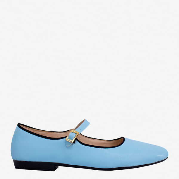 Mocasín de mujer azul claro con hebilla dorada y tacón bajo