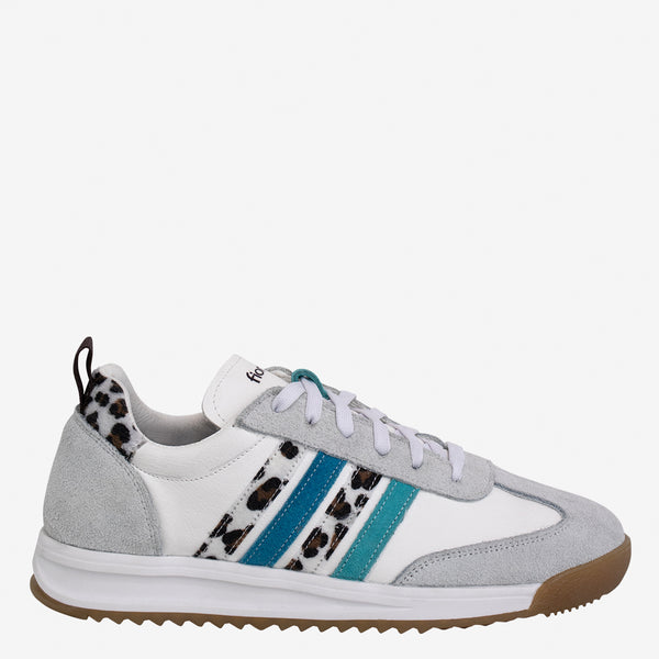 Tenis de cuero blancos con panel gris, cordones y detalle estampado leopardo