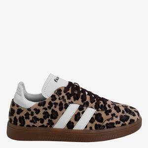 Tenis de cuero animal print con cordones marrones y suela café, vista lateral