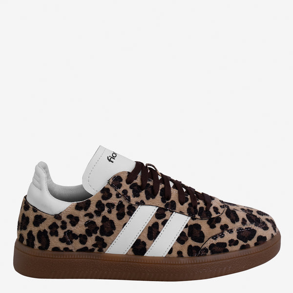 Tenis de cuero animal print con cordones marrones y suela café, vista lateral