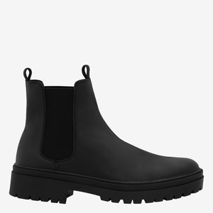 Botín tipo Chelsea negro de hombre con elástico lateral y suela dentada gruesa