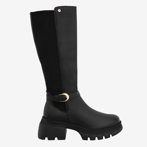 Botas negras de cuero con hebilla dorada en la caña y suela dentada