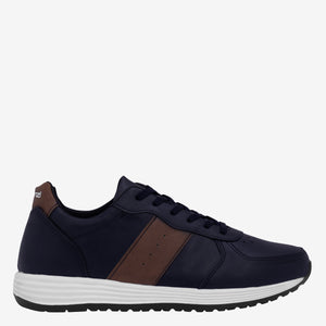 Tenis deportivos en azul marino con panel cognac y cordones.
