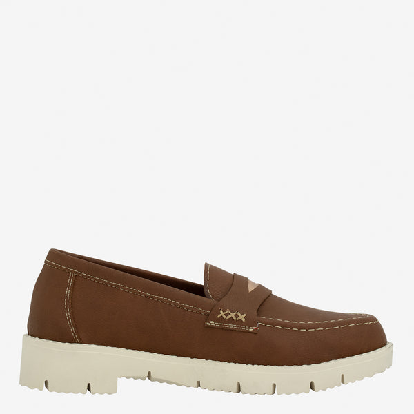 Mocasín para mujer café con detalle decorativo cruzado y suela dentada blanca